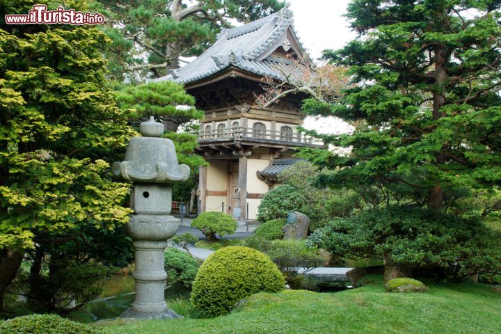 Immagine La Stone Lantern l'ingresso  del Japanese Tea Garden a San Francisco, Golden Gate Park