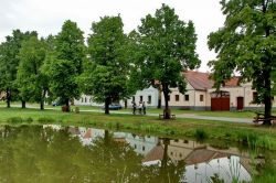 Le_fattorie_di holasovice_si_riflettono_acqua ...