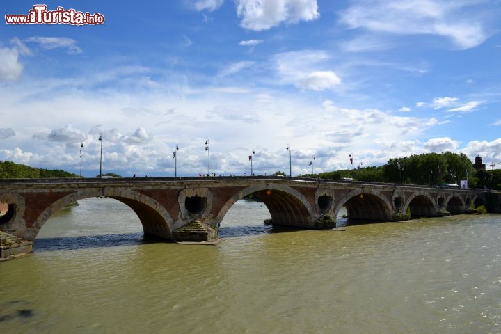 Immagine Il Pont Neuf di Tolosa (Francia), costruito nel XVI secolo, ha dovuto resistere negli anni alla forza dell'acqua della Garonna durante le piene. La più grande avvenne nel 1875, ma la struttura non riportò alcun danno.
