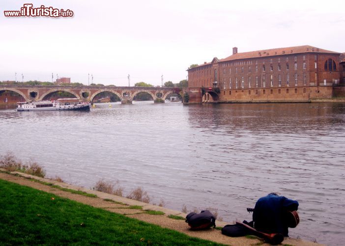 Immagine Il lungofiume noto come "quai de la Daurade" di Tolosa (Francia) costeggia la Garonna proprio in prossimità del Pont Neuf, di fronte all'Hôtel-Dieu Saint-Jacques.