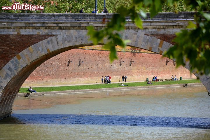 Immagine La gente ama passeggiare sulle rive della Garonna nei pressi del Pont Neuf, il principale ponte nel centro della città di Tolosa (Francia)