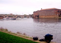 Il lungofiume noto come "quai de la Daurade" di Tolosa (Francia) costeggia la Garonna proprio in prossimità del Pont Neuf, di fronte all'Hôtel-Dieu Saint-Jacques.