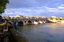 Il Pont Neuf di Tolosa (Francia) visto da Cours Dillon, sulla sponda sinistra del fiume, che sovrasta il parco Prairie des Filtres.