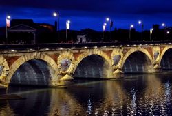 Un'immagine serale del Pont Neuf di Tolosa (Toulouse) illuminato. Il ponte unisce  Rue de Metz, sulla sponda destra, con Rue de la République, sulla riva sinistra della ...