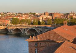 ll Pont Neuf è stato costruito a partire dal 1544 sulla Garonna (Garonne) per unire le due sponde di Tolosa (Toulouse), in Francia - foto © Karine Lhmon