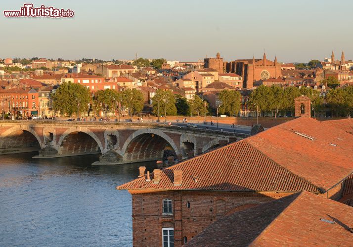 Immagine ll Pont Neuf è stato costruito a partire dal 1544 sulla Garonna (Garonne) per unire le due sponde di Tolosa (Toulouse), in Francia - foto © Karine Lhmon