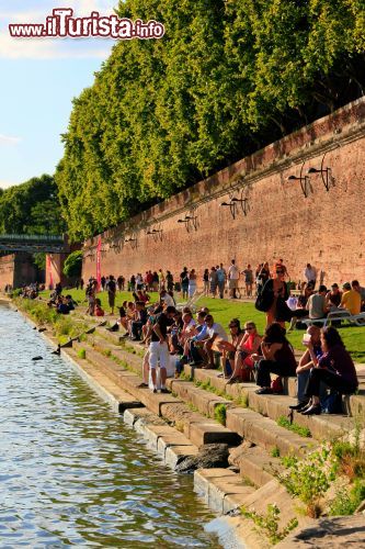 Immagine Le rive della Garonna di Tolosa (Francia) sono un suggestivo luogo di ritrovo della città sempre molto frequentato dai giovani e non solo, soprattutto in estate - foto © Toulouse Tourisme