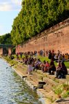 Le rive della Garonna di Tolosa (Francia) sono un suggestivo luogo di ritrovo della città sempre molto frequentato dai giovani e non solo, soprattutto in estate - foto © Toulouse ...