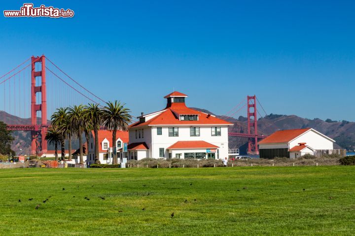 Immagine Crissy Field Park, il giardino si trova nella parte nord del Presidio di San Francisco. Sullo sfondo compare un pilone del Golden Gate Bridge
