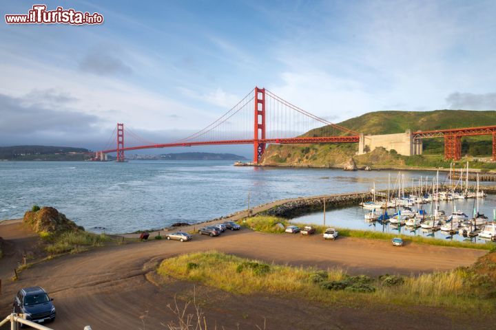 Immagine La baia degli yacht del Presidio e più distente il GOlden Gate di San Francisco e Fort Point