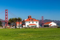 Crissy Field Park, il giardino si trova nella parte nord del Presidio di San Francisco. Sullo sfondo compare un pilone del Golden Gate Bridge