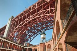 Fort Point ed il sovrastante Golden Gate: siamo all'interno del Presidio di San Francisco

