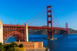 Un classico panorama di San Francisco: siamo nel parco del Presidio al cospetto del Golden Gate e della la baia di San Francisco, in California