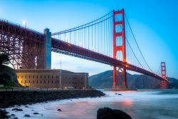 Il Golden Gate al tramonto fotografato dal Presidio di San Francisco. In primo piano il Fort Point