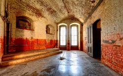 Interno della struttura di Fort Point, che si trova a ridosso del Glden gAte bridge nel Presidio di San Francisco