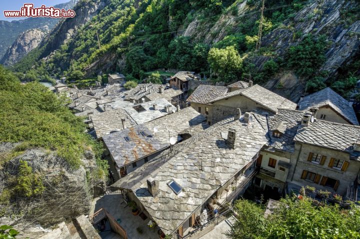 Immagine I tetti delle case del borgo di Bard, fotografato dal castello omonimo