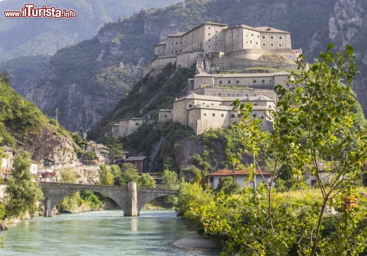 Immagine La Dora Baltea, il fiume della Valle d'Aosta, e il Forte di Bard che si erge sulla valle - © Stefy Morelli / Shutterstock.com