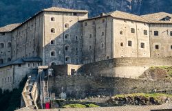 Un particolare della mura e degli edifici del complesso del Forte di Bard in Valle d'Aosta