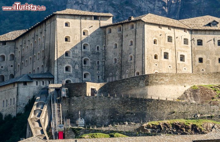 Immagine Un particolare della mura e degli edifici del complesso del Forte di Bard in Valle d'Aosta