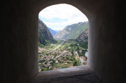 La vista da una finestra del Forte di Bard, in Valle d'Aosta