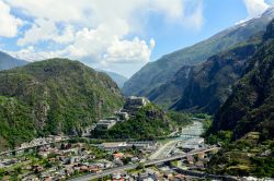 La Valle della Dora Baltea, a sulla sinistra il villaggio e il Forte di Bard