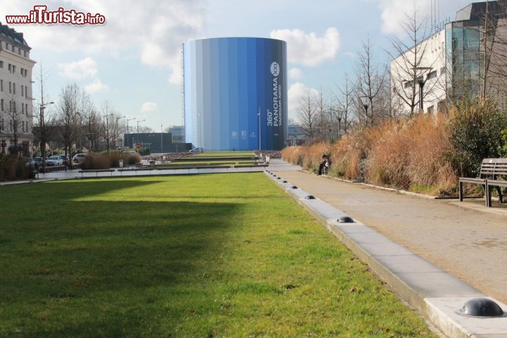 Immagine L'edificio di Panorama XXL si trova in centro a Rouen, lungo uno dei moli della Senna, nel nord della Francia - © Dominique Debes / Shutterstock.com