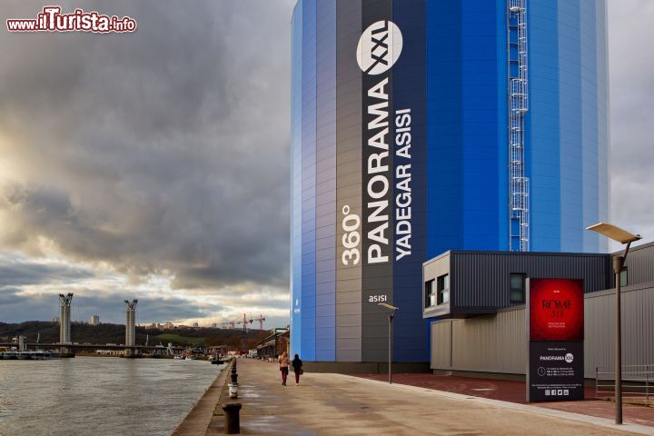 Immagine L'edificio che ospita l'attrazione di Panorama XXL a Rouen, una versione moderna delle antiche "Rotonde" che ndavano di moda nella francia della Bella Epoque - © www.panoramaxxl.com