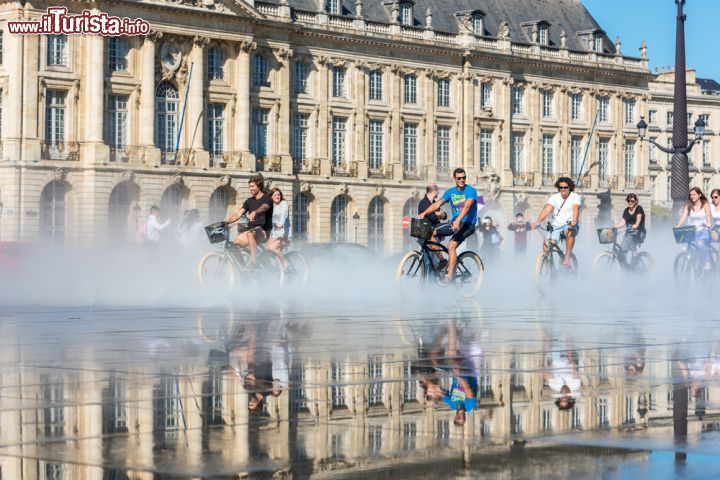 Immagine Effetto nebbia sullo Specchio d'aqua di Piazza della Borsa a Bordeaux, Francia - © dvoevnore / Shutterstock.com
