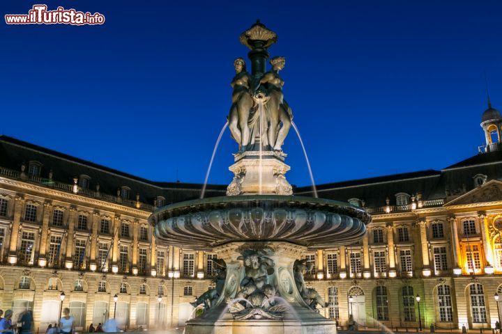 Immagine Bordeaux, Francia: la Fontana delle Tre Grazie sorge al centro di Place de la Bourse e ha sostituito, verso la fine dell'Ottocento, la statua di Napoleone - foto © maziarz / Shutterstock.com