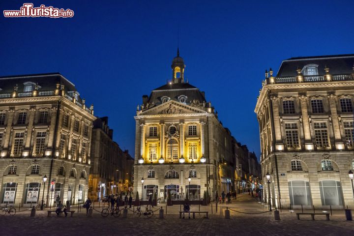 Immagine Un'immagine serale di Place de la Bourse di Bordeaux, Francia. La piazza fu costruita a metà del XVIII secolo secondo un progetto dell'architetto Jacques Gabriel, uomo di fiducia del re - foto © Alvaro German Vilela / Shutterstock.com
