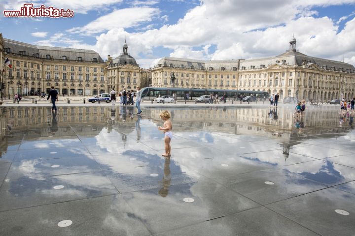 Immagine Il cielo si riflette su Place de la Bourse e il suo "Miroir d'eau" a Bordeaux - © Cloud Mine Amsterdam / Shutterstock.com