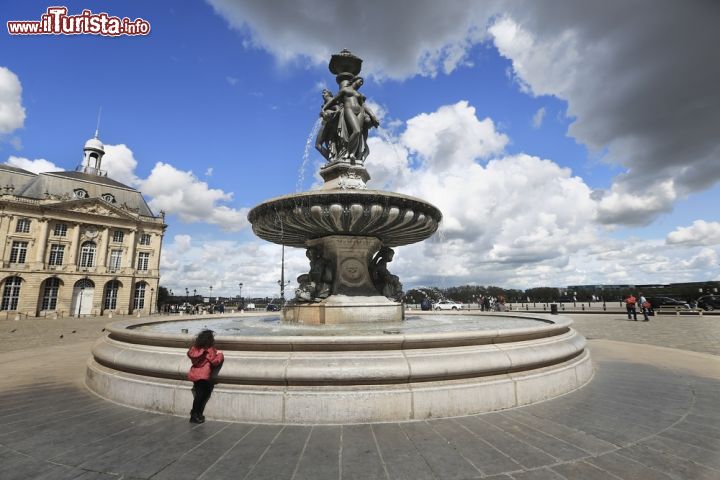 Immagine La Fontana delle Tre Grazie di Bordeaux si trova su Place de la Bourse e fu sistemata lì nel 1869 per sostituire la statua di Napoleone Bonaparte - foto © Eo naya / Shutterstock.com