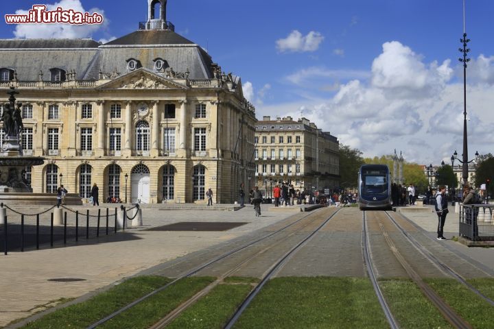 Immagine La linea del tram passa tra Place de la Bourse e lo Specchio d'acqua sul Quai de la Douane di Bordeaux, Francia - foto © Eo naya / Shutterstock.com