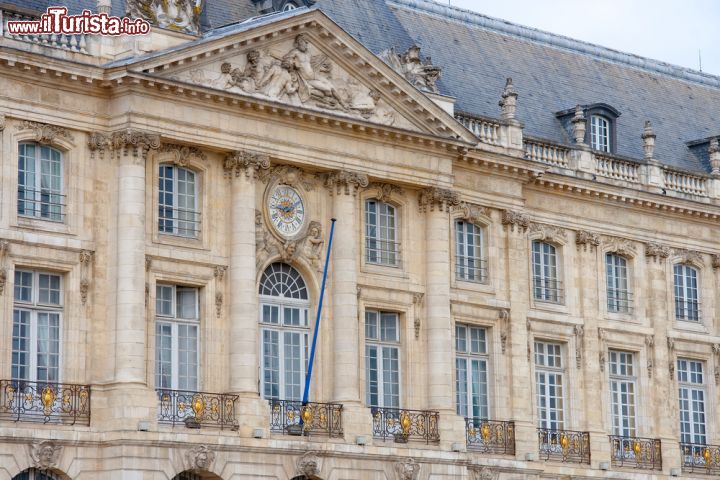 Immagine Il Palazzo della Borsa (Palais de la Bourse) di Bordeaux si affaccia su Place de la Bourse e ospita oggi la Camera di Commercio del capoluogo del'Aquitania (Francia) - foto © Francisco Javier Gil / Shutterstock.com