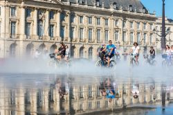 Effetto nebbia sullo Specchio d'aqua di Piazza della Borsa a Bordeaux, Francia - © dvoevnore / Shutterstock.com
