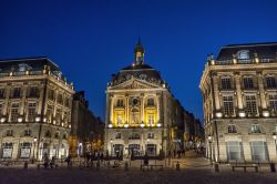 Un'immagine serale di Place de la Bourse di Bordeaux, Francia. La piazza fu costruita a metà del XVIII secolo secondo un progetto dell'architetto Jacques Gabriel, uomo di fiducia ...