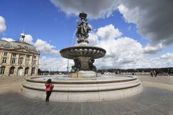 La Fontana delle Tre Grazie di Bordeaux si trova su Place de la Bourse e fu sistemata lì nel 1869 per sostituire la statua di Napoleone Bonaparte - foto © Eo naya / Shutterstock.com
 ...