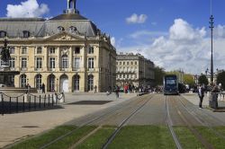 La linea del tram passa tra Place de la Bourse e lo Specchio d'acqua sul Quai de la Douane di Bordeaux, Francia - foto © Eo naya / Shutterstock.com
