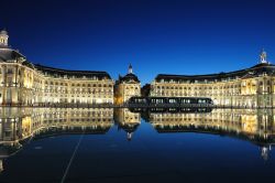 Place de la Bourse: una suggestiva immagine serale di Place de la Bourse che si riflette sul celebre "Specchio d'acqua" di Bordeeaux, situato tra la piazza e il corso della Garonna - ...