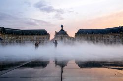 Lo Specchio d'acqua di fronte a Place de ...
