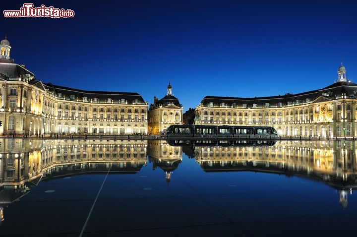 Immagine Place de la Bourse: una suggestiva immagine serale di Place de la Bourse che si riflette sul celebre "Specchio d'acqua" di Bordeeaux, situato tra la piazza e il corso della Garonna - foto © thieury / Shutterstock.com