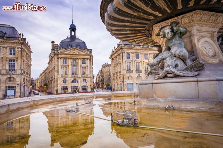 Immagine Place de la Bourse fu realizzata durante il XVIII secolo ed è oggi uno dei luoghi più visitati della città di Bordeaux (Francia). Al centro della piazza sorge l'ottocentesca Fontana delle Tre Grazie - foto © LucVi / Shutterstock.com