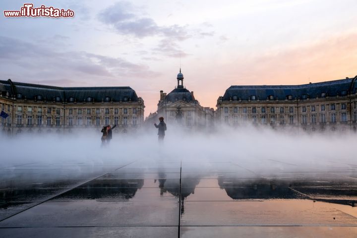 Immagine Lo Specchio d'acqua di fronte a Place de la Bourse di Bordeaux (Francia) emette con tempi prestabiliti getti d'acqua vaporizzata che creano un suggestivo effetto nebbia, in mezzo al quale si può giocare o camminare liberamente - foto © saranya33 / Shutterstock.com