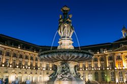 Bordeaux, Francia: la Fontana delle Tre Grazie sorge al centro di Place de la Bourse e ha sostituito, verso la fine dell'Ottocento, la statua di Napoleone - foto © maziarz / Shutterstock.com
 ...