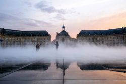 Lo Specchio d'acqua di fronte a Place de la Bourse di Bordeaux (Francia) emette con tempi prestabiliti getti d'acqua vaporizzata che creano un suggestivo effetto nebbia, in mezzo al ...