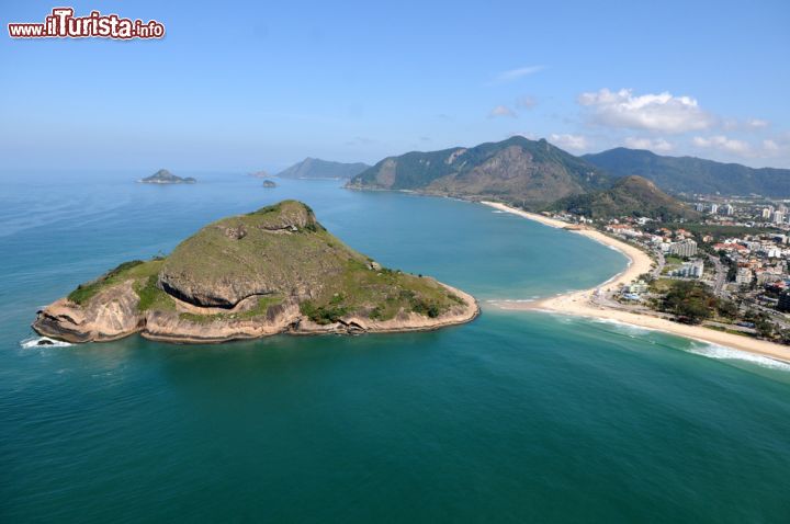 Immagine L'isolotto di Pedra do Pontal e la spiaggia di Barra da Tijuca a Rio de Janeiro, Brasile, - © A.RICARDO / Shutterstock.com