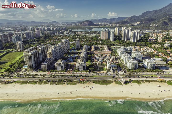 Immagine La spiaggia e i palazzi del quartiere di Barra da Tijuca, Rio de Janeiro