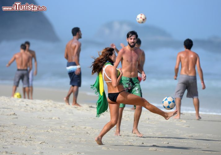 Immagine Turisti e locali carioca sulla spiaggia di Barra da Tijuca mentro giocano a calcio - © A.RICARDO / Shutterstock.com