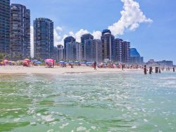 Il paesaggio della spiaggia di Barra da Tijuca con i grandi palazzi a ridosso della costa di RIo de Janeiro