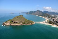 L'isolotto di Pedra do Pontal e la spiaggia di Barra da Tijuca a Rio de Janeiro, Brasile, - © A.RICARDO / Shutterstock.com